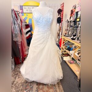 Mom Cheri size 18  Wedding Dress light yellow stains on bodice/see pic